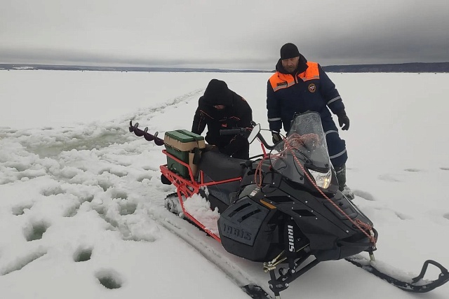 Спасатели помогли рыбаку, застрявшему на снегоходе на льду Сурского водохранилища